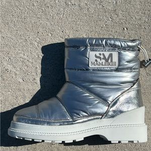 Preowned W ❤️ Silver Metallic Puffer Winter Rave Ski Boots New $170